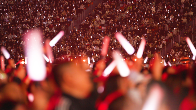 演唱会现场粉丝挥舞荧光棒