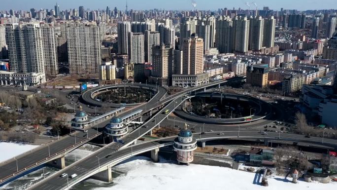 公路大桥转盘道雪景