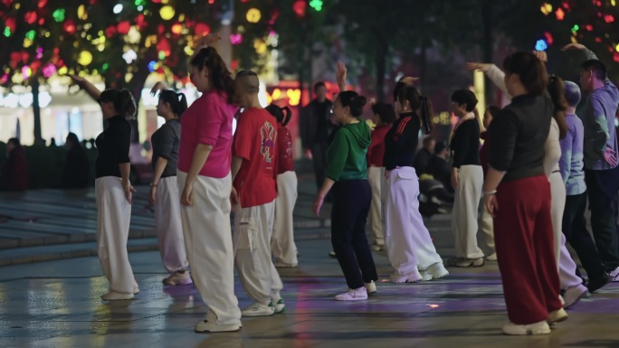 夜晚广场集体舞蹈