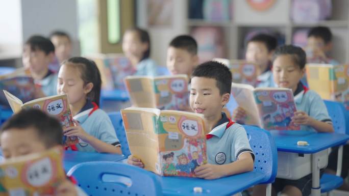 小学生上课朗读