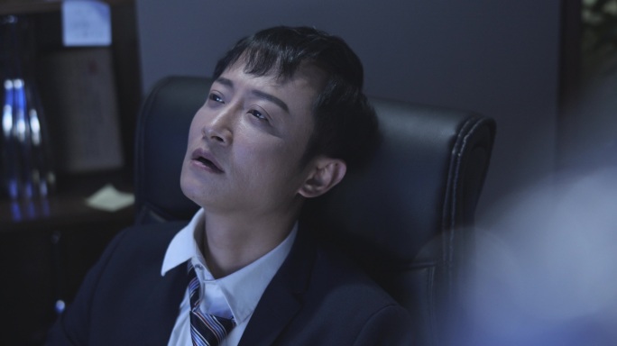 商务人士白领晚上加班工作