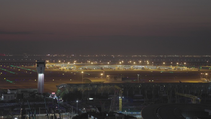 深圳机场卫星厅夜景灯光璀璨飞机繁忙滑行