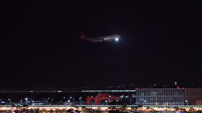 深航330客机飞越深中大桥落地深圳机场