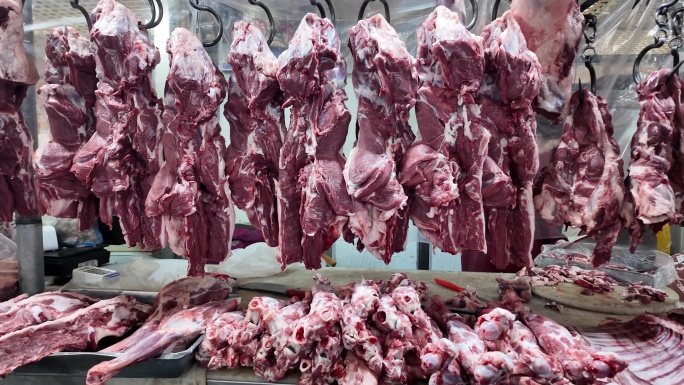 新春年货农贸市场整羊羊肉羊排摊位烟火气