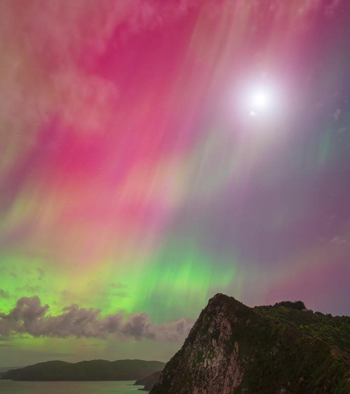 新西兰海面山巅极光变幻