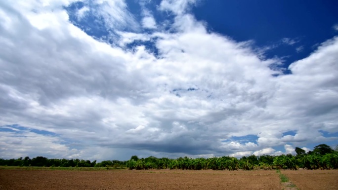 移动的云朵在农场的延时摄影中
