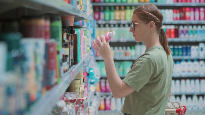 女人在阅读产品标签
