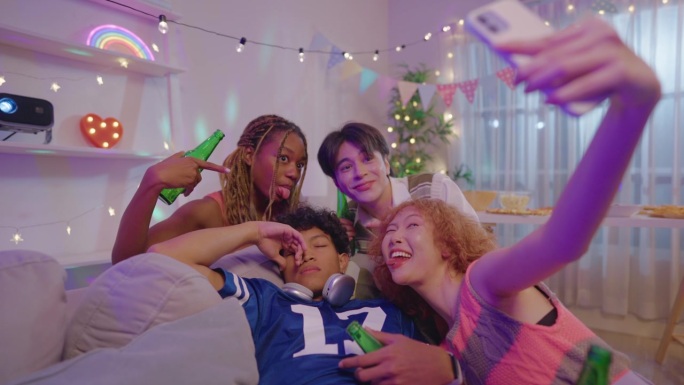 一群多元化的Z世代朋友在家里聚会时自拍。吸引人的年轻男女在家中的客厅里玩得开心，社交，分享欢笑和良好