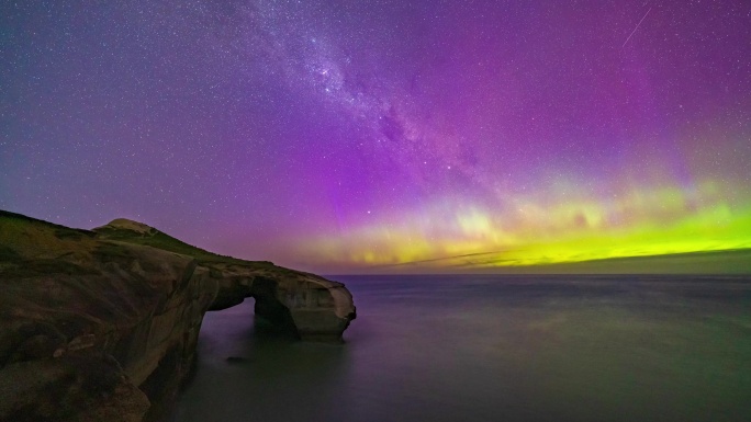 极光银河下的海岸岩石