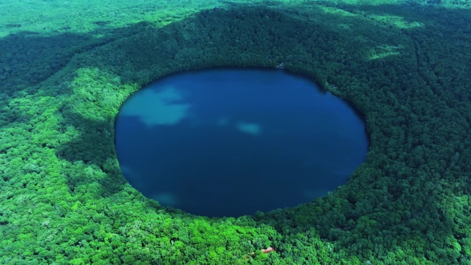 吉林省白山市靖宇县四海龙湾玛珥湖火山口