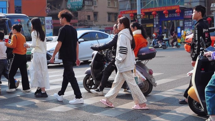 阳光希望脚步伐人流车流十字路口上下班人群