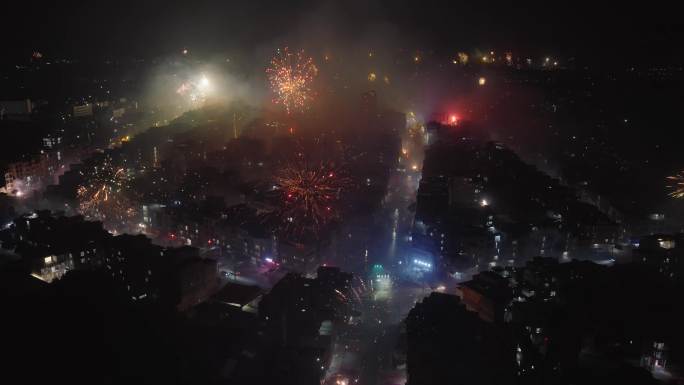 年三十晚乡村烟花绽放