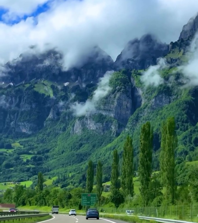 自驾沿途山脉风光