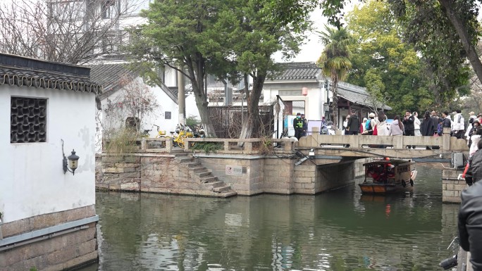 江苏苏州平江路乌篷船划船摇橹游客旅游人群