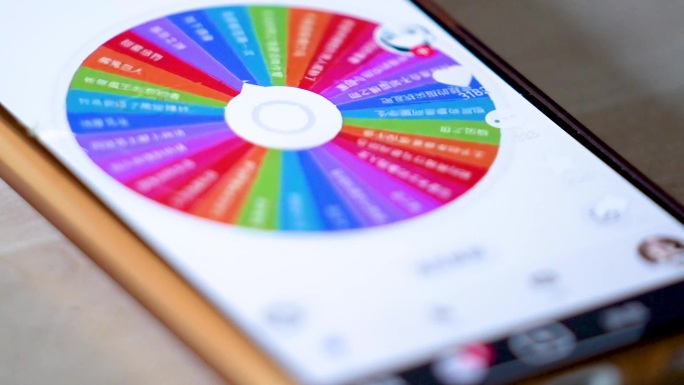 人们使用手机界面特写