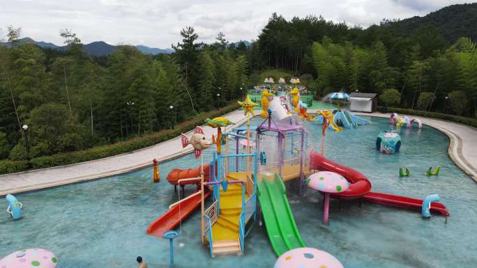夏日水上乐园游客玩耍画面