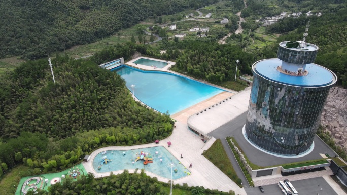 夏日水上乐园游客玩耍画面