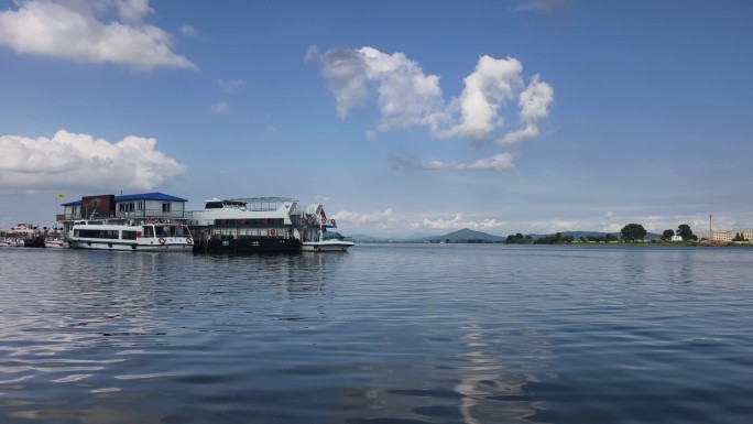 辽宁省丹东市，蓝天白云下的鸭绿江风光