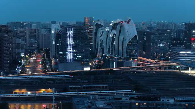 航拍夜晚南京南站繁忙的高铁