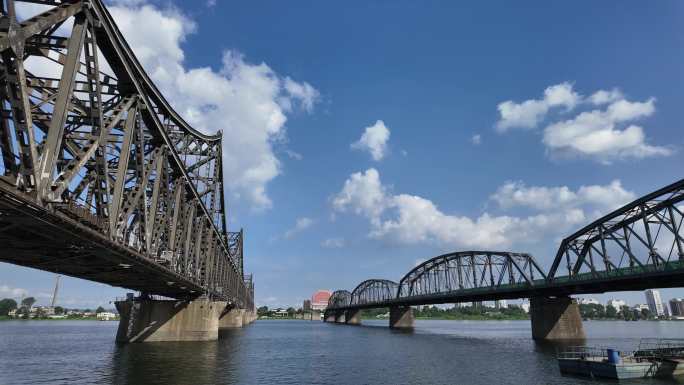 辽宁省丹东市，蓝天白云下的鸭绿江风光