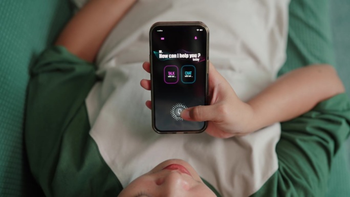 亚洲女性在电话中与人工智能交谈。