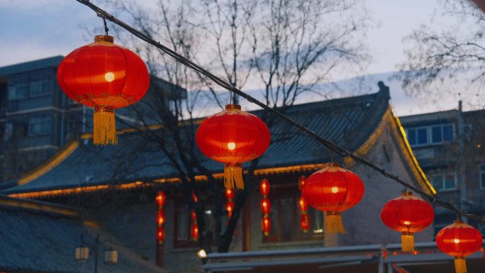 红灯笼挂在古建筑屋檐