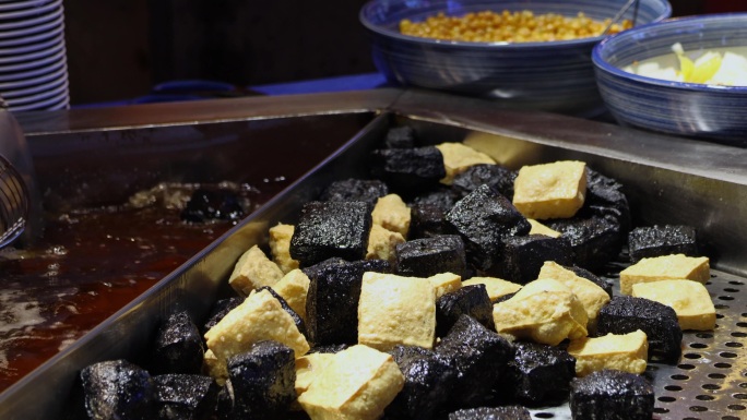 街头小吃市井生活烟火气十足