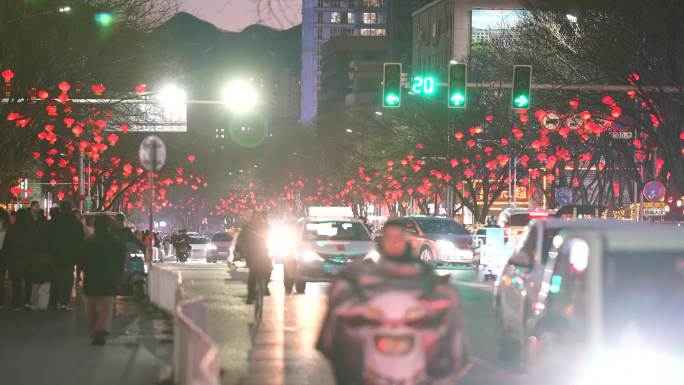 红灯笼装饰的繁忙街道夜景