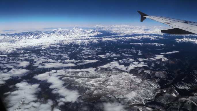 飞机舷窗俯瞰贡嘎雪山
