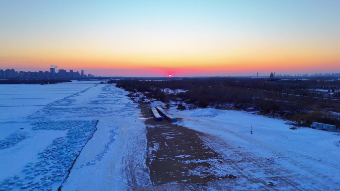 哈尔滨钻石海演绎雪原冰道与城市天际线