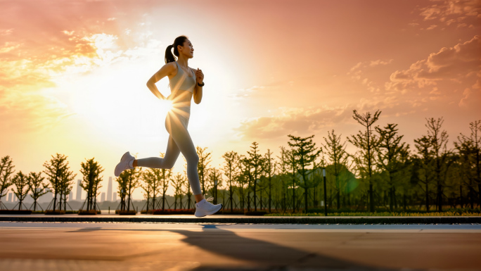 晨曦女子公园跑道晨练