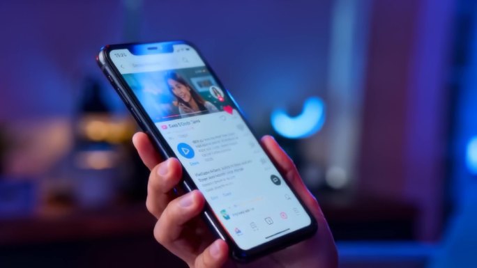 女性使用社交软件指尖滑动手机屏幕