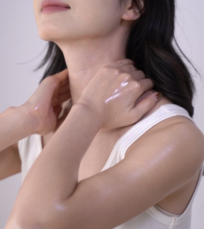 美女女性女子颈部肌肤皮肤护理保养步骤教程