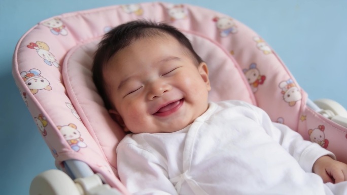 新生婴儿与父母温馨日常