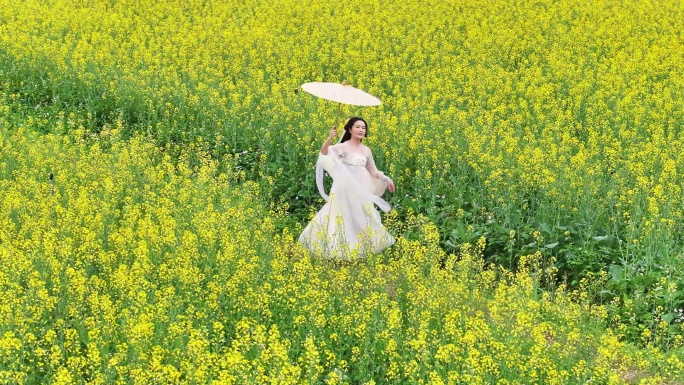 油菜花海汉服女子起舞