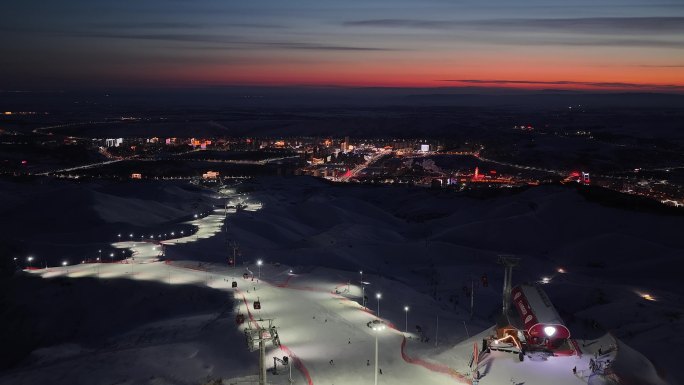 新疆阿勒泰将军山滑雪场及市区航拍夜景