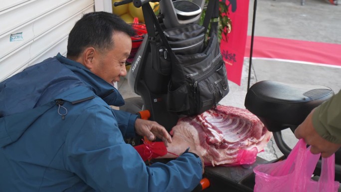 在猪腿上贴红纸